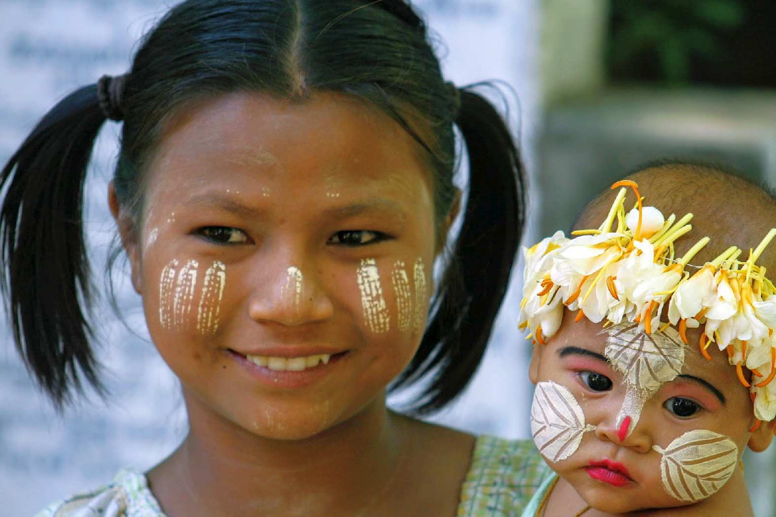 Protection solaire avec le thanaka - Birmanie