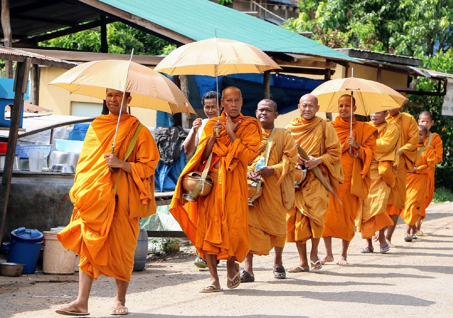 Moines bouddhistes se protégeant du soleil à Phnom Penh -Cambodge