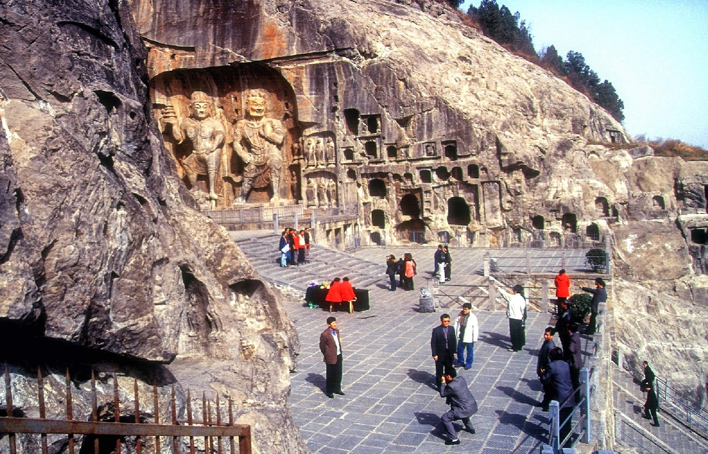 Bouddhas-des-Grottes-de-Longmen-dysnastie-Tang-VII-et-VIII-EC-Luoyang-Henan-Chine-1
