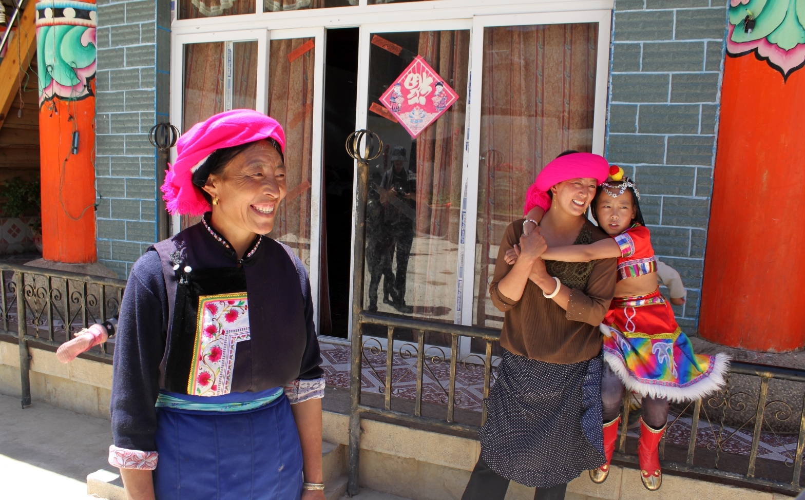 Famille-tibetaine-a-3300-m-daltitude-Xian-de-Shangri-La-Yunnan-Chine