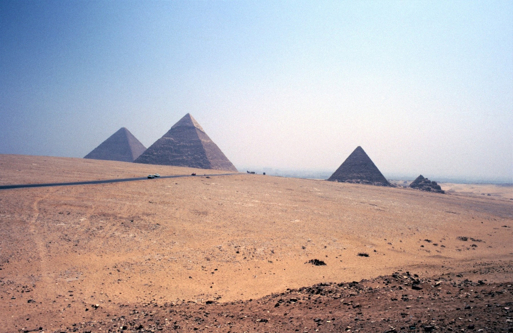 Les pyramides de Gizeh, aussi appelées complexe pyramidal de Gizeh, sont l'ensemble des pyramides égyptiennes situées dans la nécropole de Gizeh sur le plateau de Gizeh. Ce complexe pyramidal égyptien est classé au patrimoine mondial de l'humanité depuis 1979. Les trois plus grandes et plus célèbres des pyramides d'Égypte, celles de Khéops, Khéphren et Mykérinos, se trouvent sur la nécropole de Gizeh.