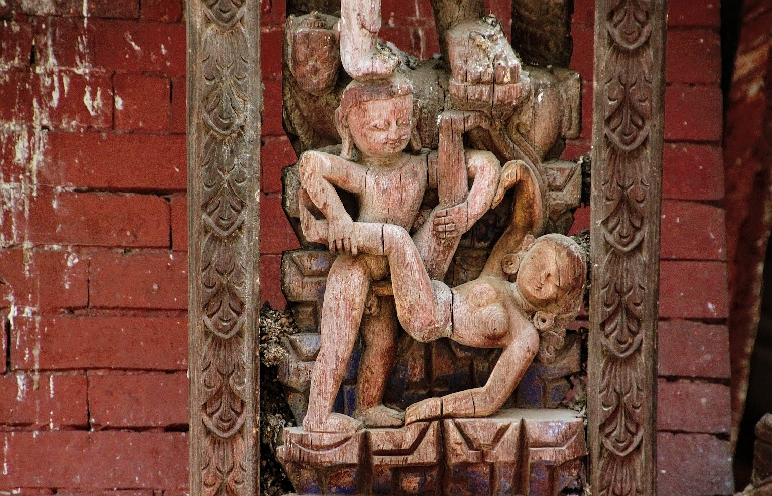Bhaktapur.-Temple-de-Pashupatinath.-XVIIe-siecle.-Position-du-couple-en-maithuna-decrite-dans-le-Kama-Sutra-Nepal