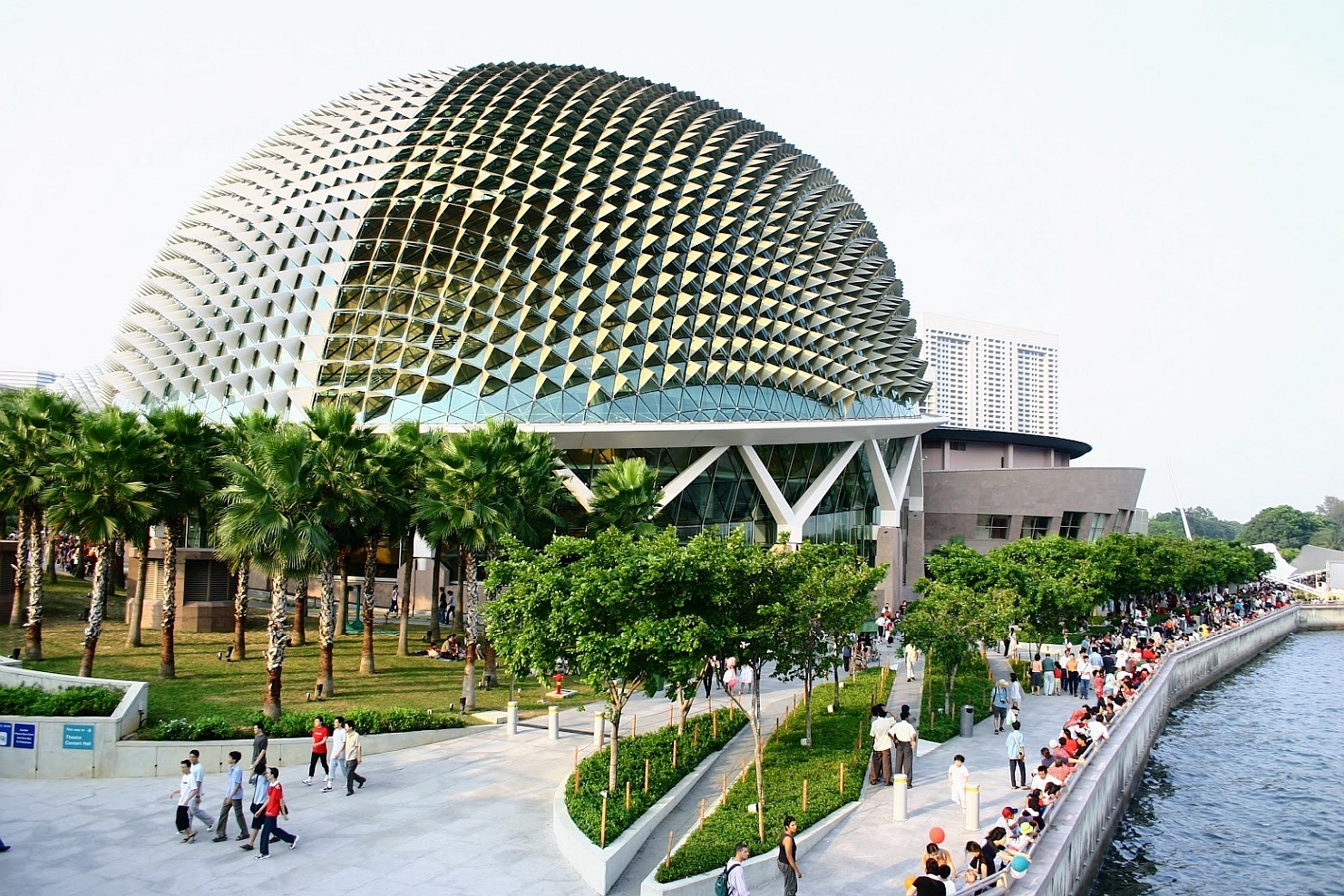 Théâtre de l'esplanade (Esplanade Theaters on the Bay) 2002 -  surnommé Durian en raison de sa forme de fruit tropical - Singapour