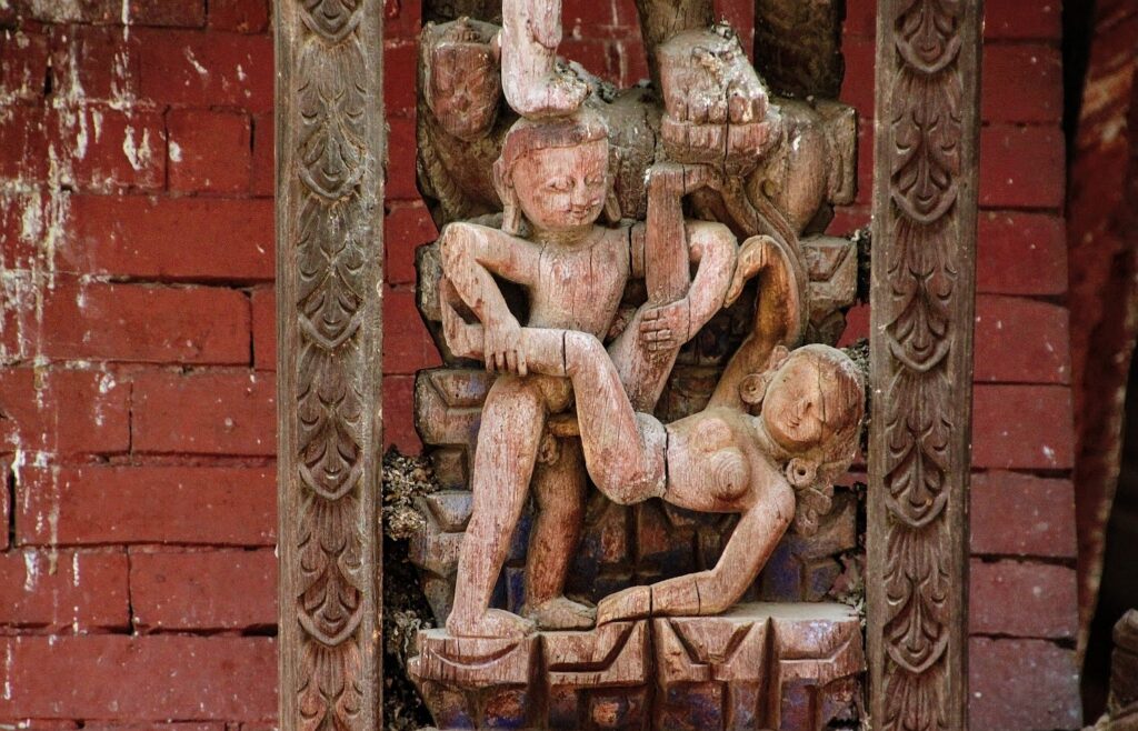 Bhaktapur. Temple de Pashupatinath. XVIIe siècle. Position du couple en maithuna décrite dans le Kama Sutra – Népal