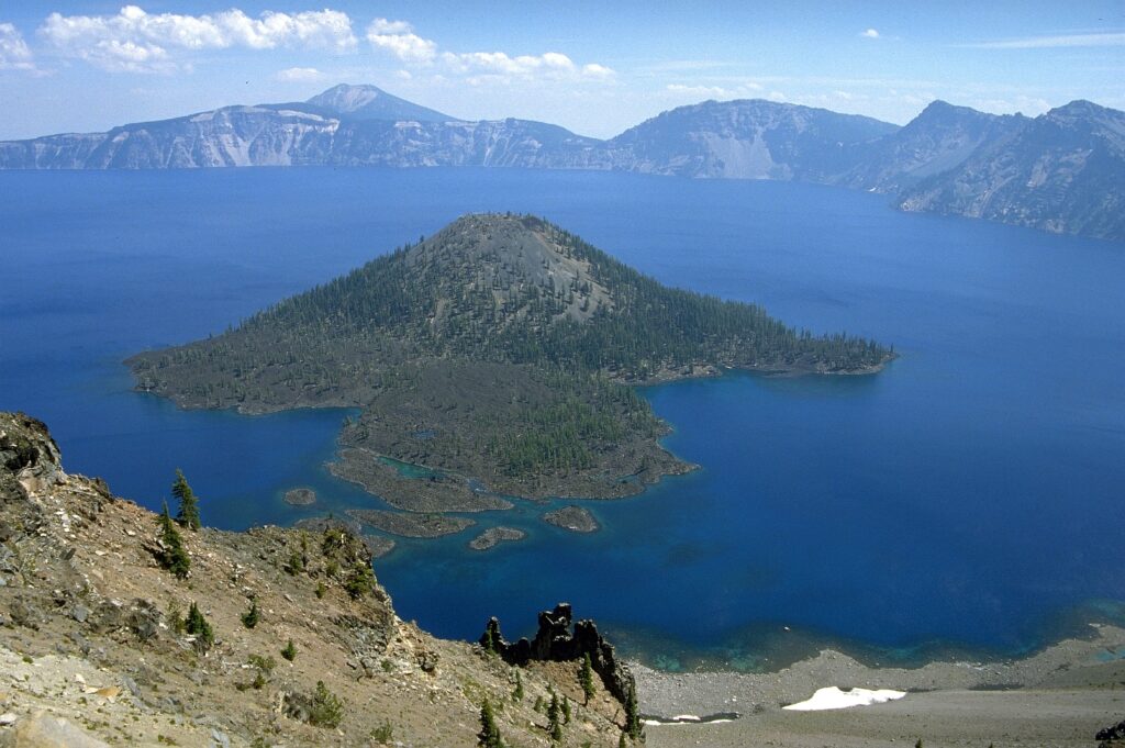 Crater Lake (lac de cratère) dans la caldeira du volcan Mazama – Oregon – USA