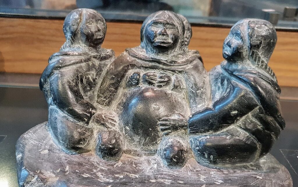 Ennutsiak (1896-1967): scène d'accouchement - sages-femmes (1950) - musée des Beaux Arts - Montréal - Canada