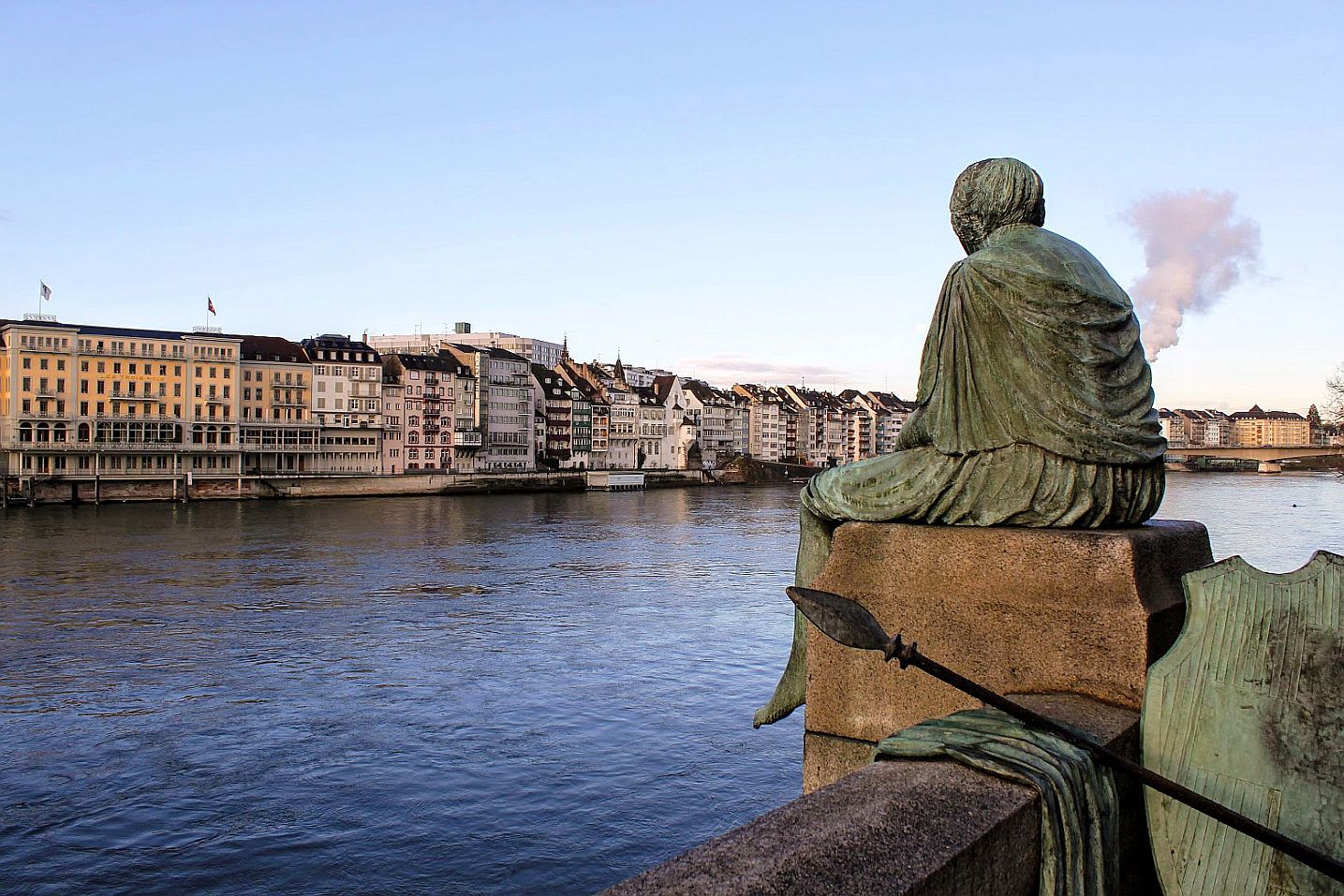 La statue d’Helvetia sur les bords du Rhin -Bâle – Suisse