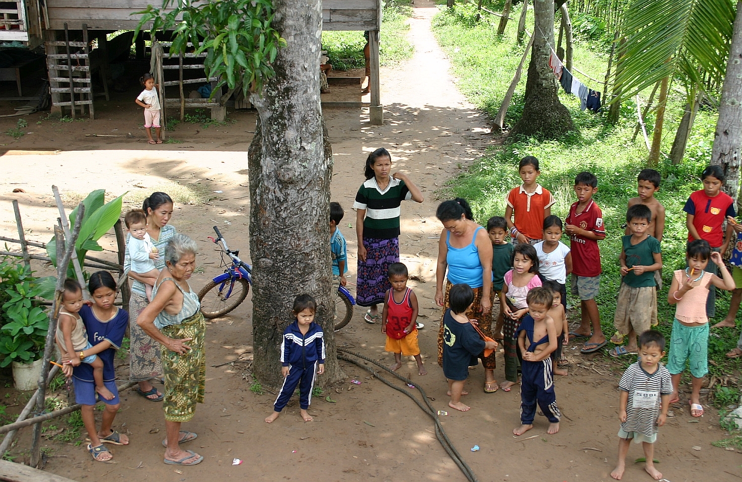 Mères et enfants au bord du Mékong - Laos
