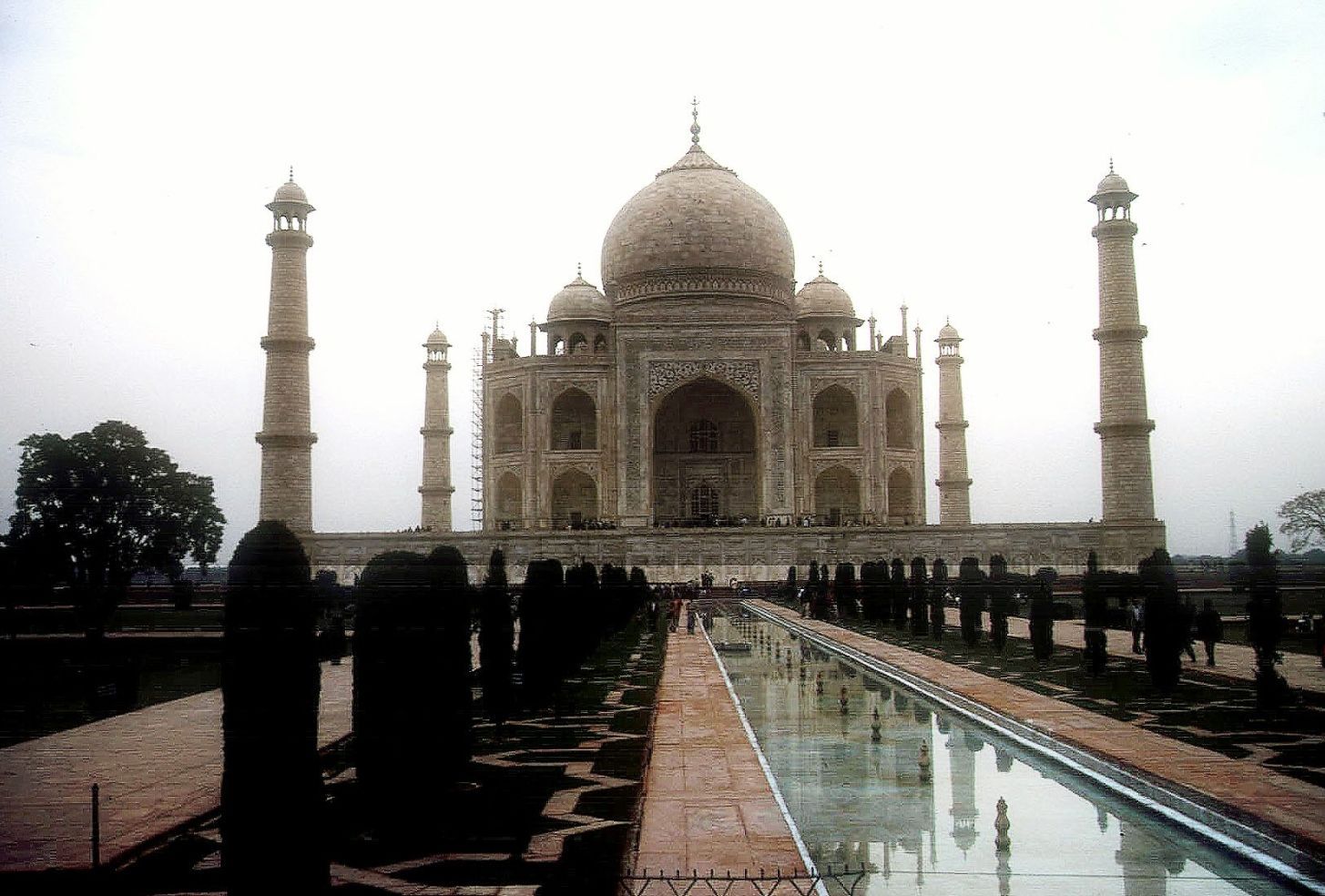 Taj Mahal – Mausolée construit en 1631 par l’empereur moghol musulman Shâh Jahân en mémoire de son épouse Arjumand Bânu Begam Agra morte en donnant naissance à leur quatorzième enfant – Uttar Pradesh – Inde