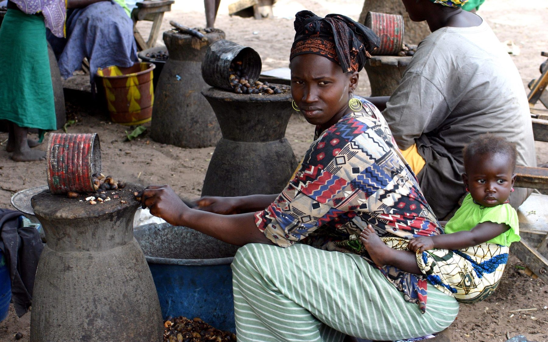 Travail des noix de cajou - village près de Banjul - frontière sénégalo-gambienne - Gambie