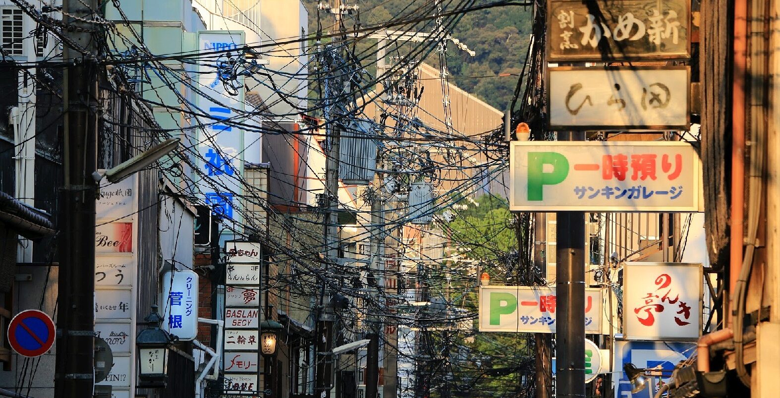 Câbles électriques à Kyoto (Japon)