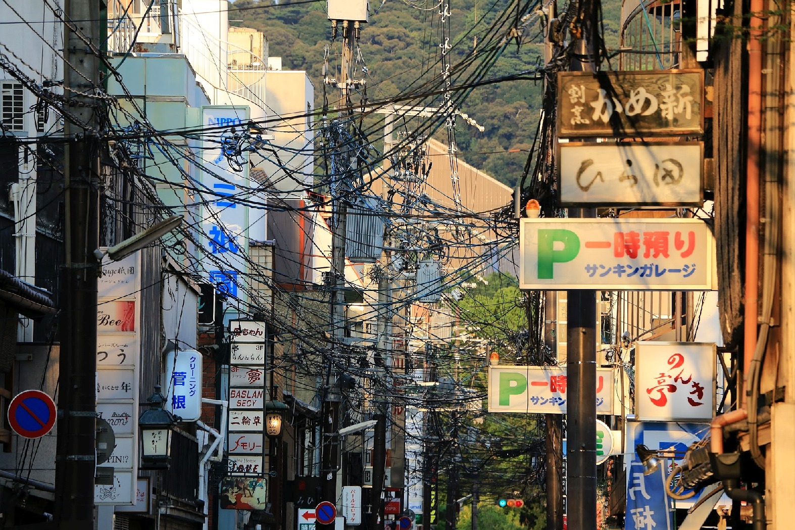 Câbles électriques à Kyoto (Japon)