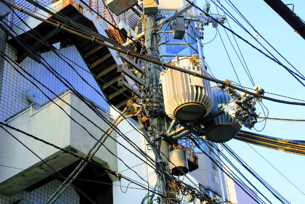 Cables électriques et transformateurs dans les rues de Kyoto – Japon