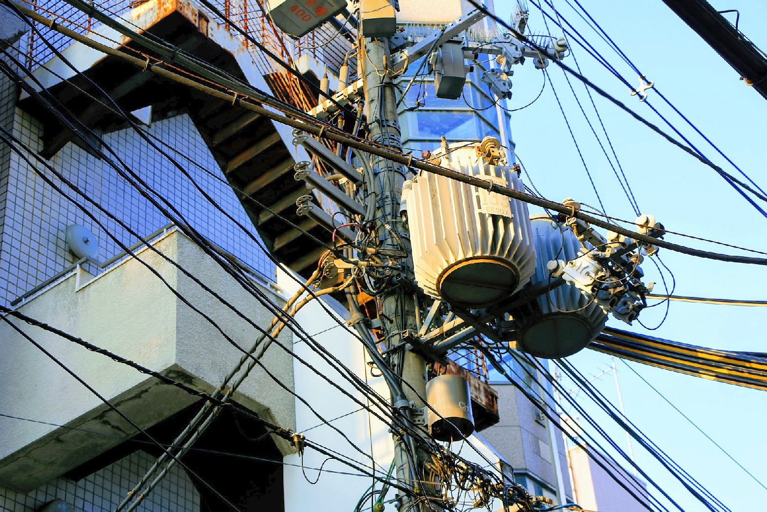 Cables électriques et transformateurs dans les rues de Kyoto – Japon
