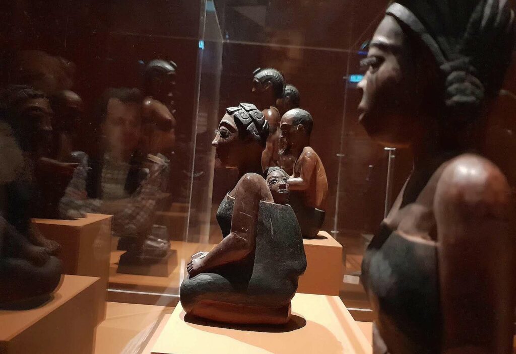 Statuettes de femmes de la province de Fianarantsoa à Madagascar, sculptées par Tongamana en 1903 (Exposition Madagascar Quai Branly 2018 – Paris)