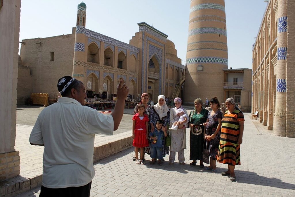 Femmes – Islam Khodja Madrasa – Khiva – Ouzbékistan