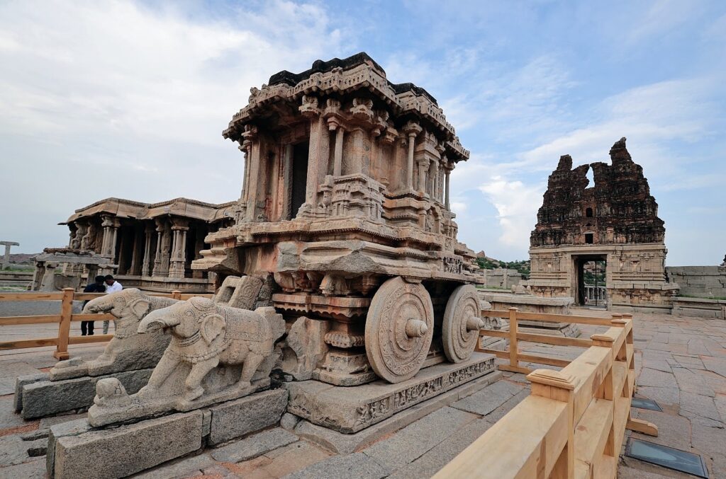 Le char de pierre (Râtha) – temple de Vittala ( XVe) vestige de l’empire Vijayanagara – Patrimoine Unesco 2012 – Karnataka – Inde