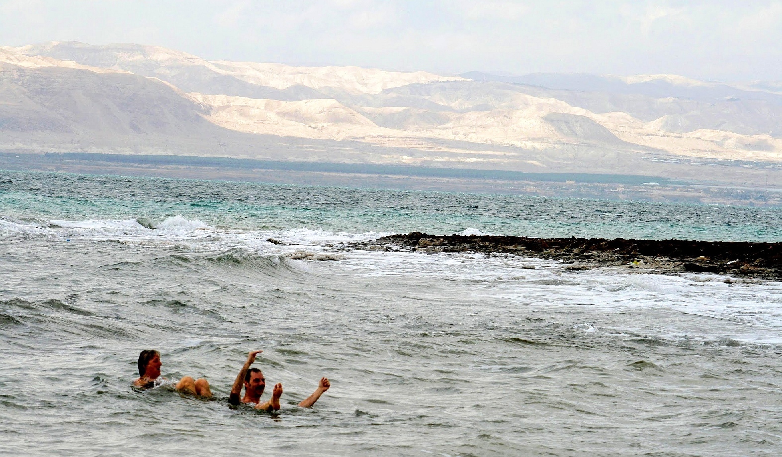 Bain recouvert de boue noire dans la Mer Morte – Jordanie