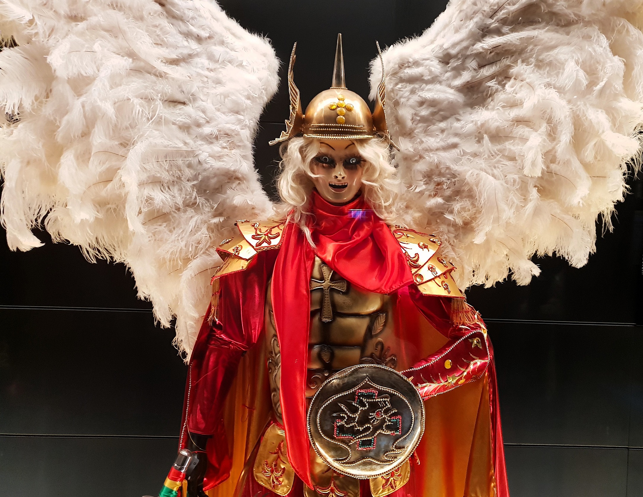 Costume d’un ange, des ailes au masque du carnaval d’Oruro (2008)