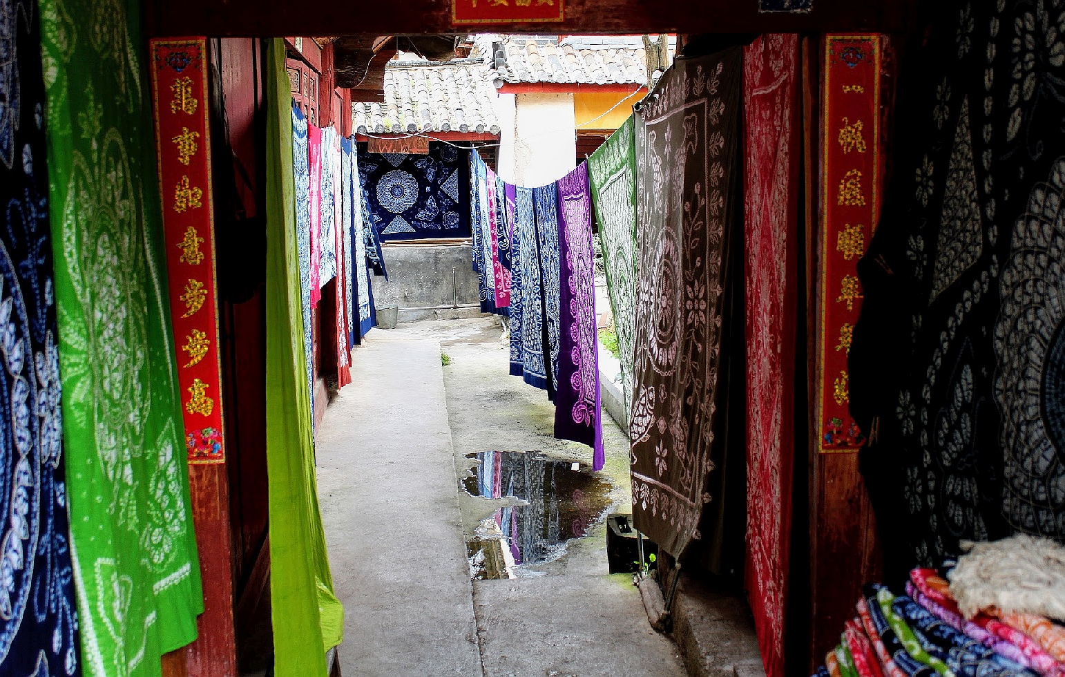 Couvertures dans les rues de Baisha – district Lijiang – Yunnan – Chine