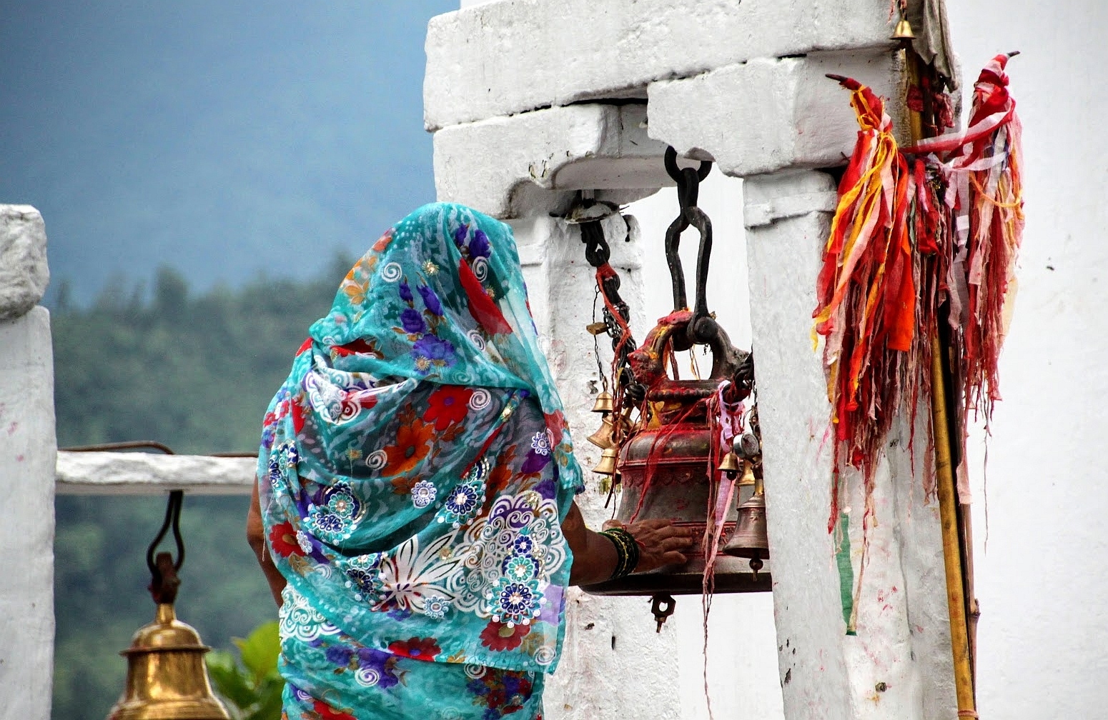 Femme devant cloche du temple Bindhyabasini – Pokhara – Népal