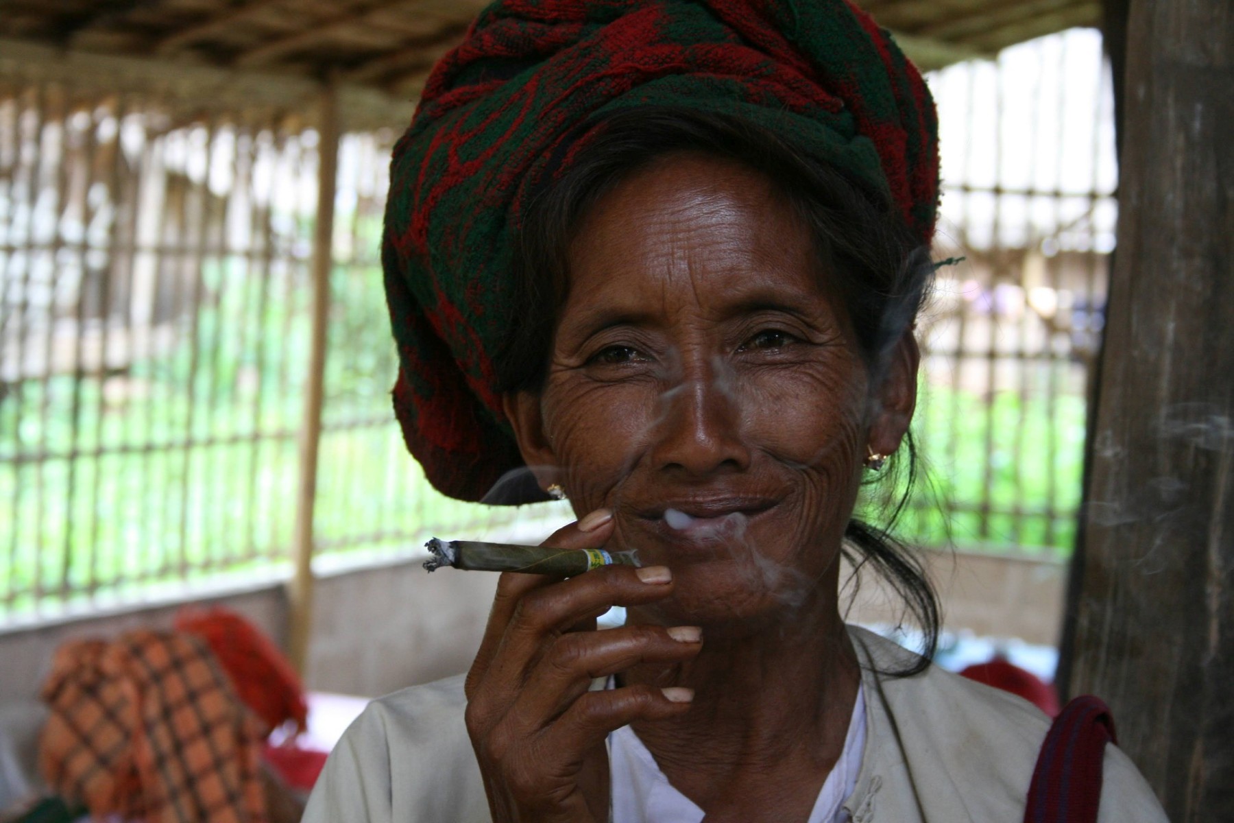 Femme de l’ethnie Pa’O fumant cigare vert Cheroot à Inn Thein près du lac Inle au Myanmar (Birmanie)
