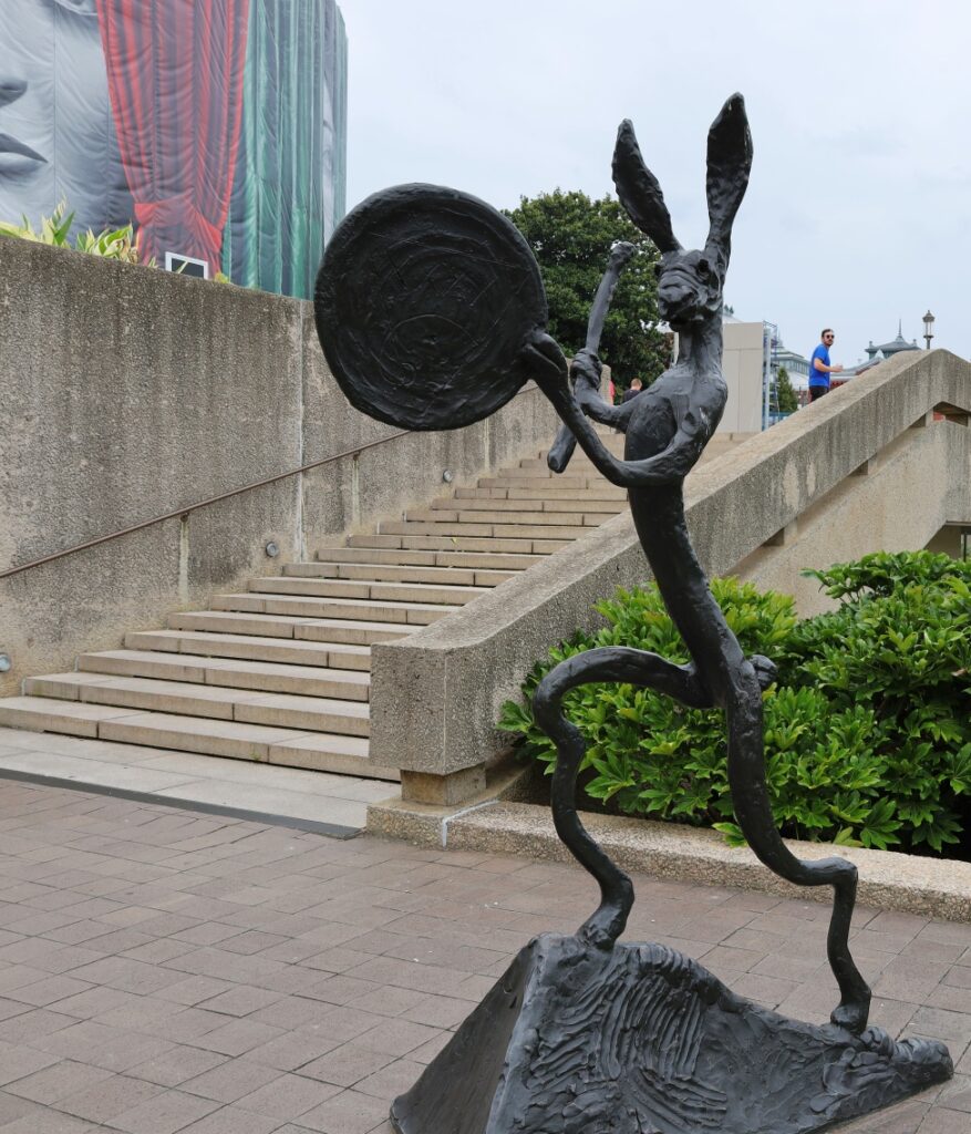 Barry Flanagan – Lapin The drummer (bronze 1989-1990) Hirshhorn Sculpture garden – Washington – District de Columbia – USA