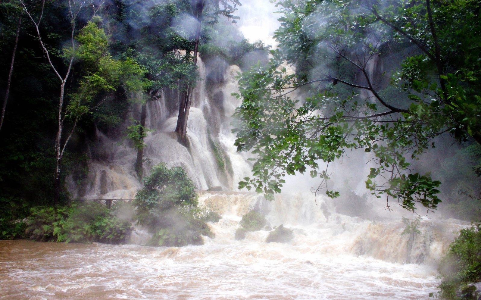Chutes de Kuang Si - hauteur de 60 mètres- à 30Km au sud de Luang Prabang - Laos" title="Chutes de Kuang Si - hauteur de 60 mètres- à 30Km au sud de Luang Prabang - Laos