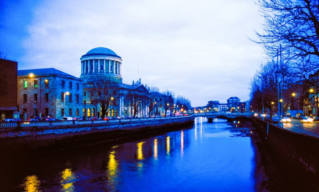 Les Four Courts (1786-1802) – siège de la Cour suprême d’Irlande et la rivière Liffey – Dublin -Irlande