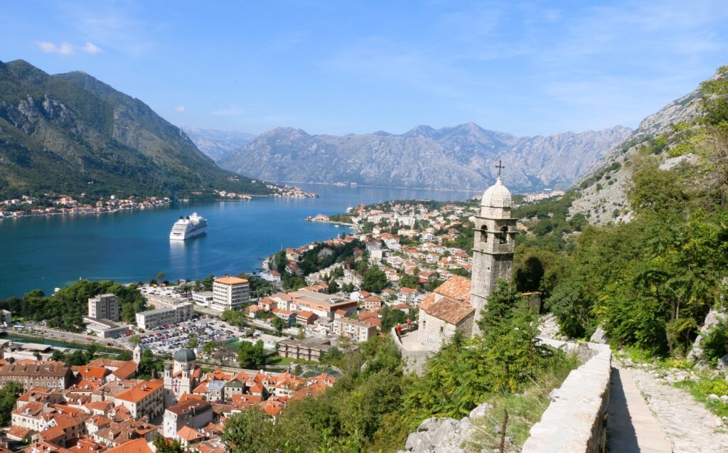 Les bouches de Kotor (fjord des Balkans) – clocher de Notre Dame du Remède à Kotor – Monténégro