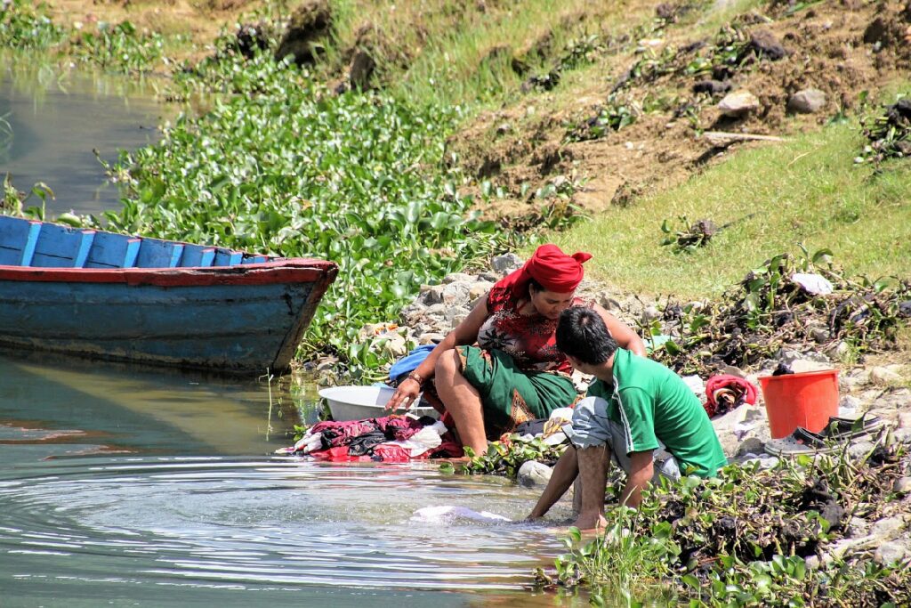 Lessive sur les berges du lac Phewa – Pokhara – Népal