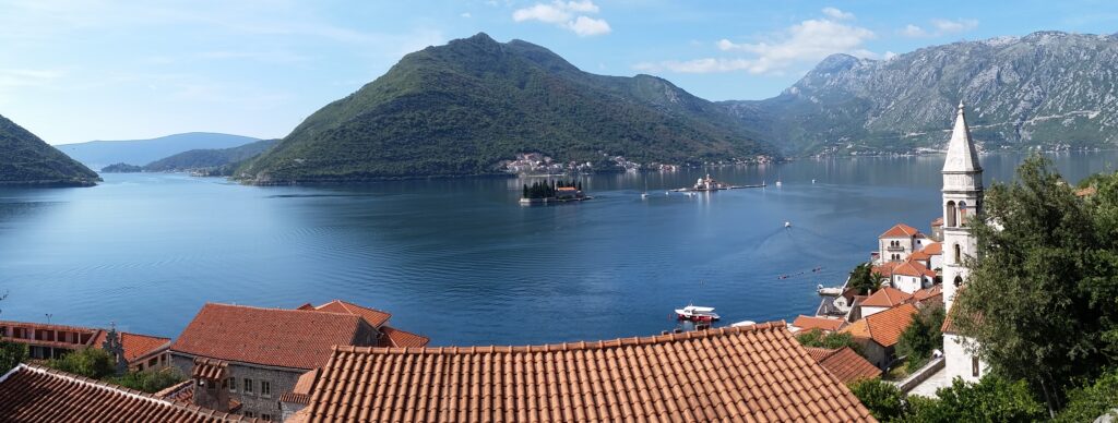 Perast -Bouches du Kotor – Ostrvo Sveti Đorđe avec monastère Saint-Georges (XIIe) à côté de l’île artificielle Gospa od Škrpjela (avec église Notre Dame des Rochers) – Monténégro
