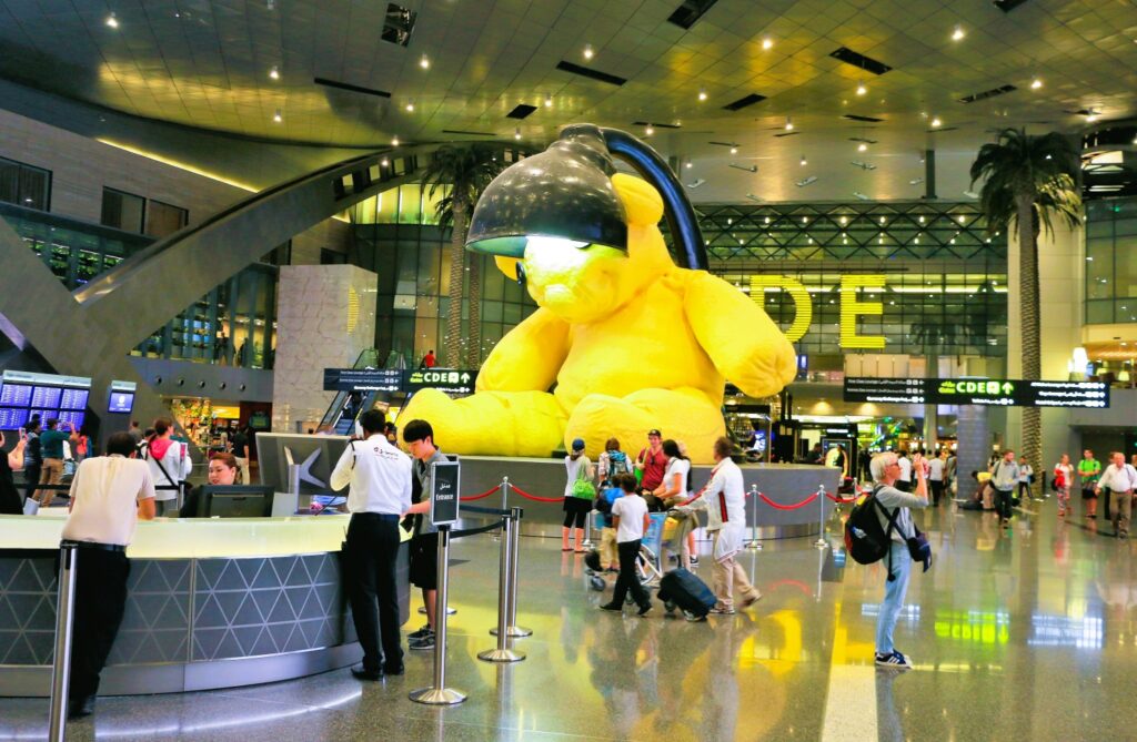 Teddy l’ours – sculpture de bronze par Urs fischer (2016 – 18-20 tonnes) Aéroport Hamad – Doha – Qatar