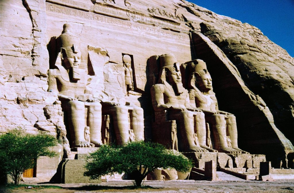 Quatre statues colossales de Ramsès II décorent la façade du Grand temple d’Abou Simbel – -1500 à -1000 AEC – Egypte