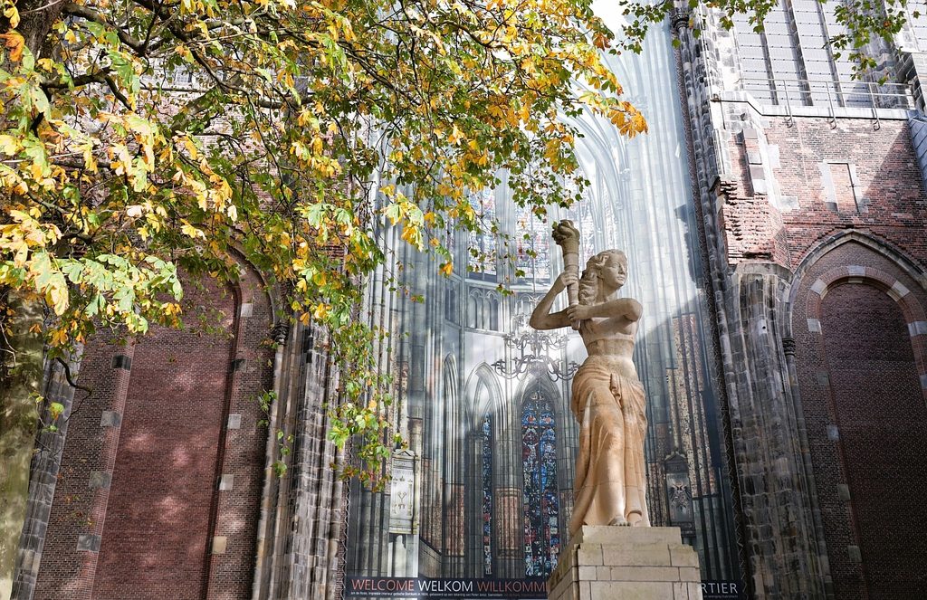 Verzetsmonument (1949) par Corinne Franzén Heslenfeld – Domkerk (1580) – Utrecht – Pays-Bas