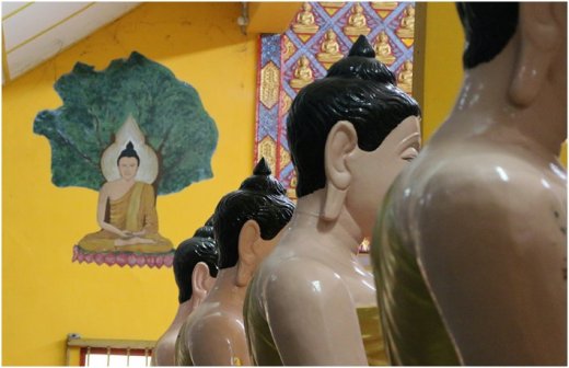 Bouddhas du monastère bouddhique thaï, wat Chayamangkalaram sur l'île de Penang en Malaisie.