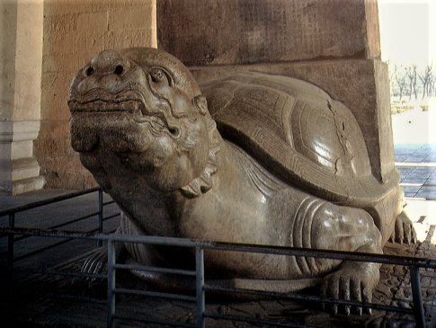 Le Pavillon de la Stèle (beiting) accueille en son centre une énorme tortue, portant sur son dos la plus grande stèle de Chine, haute de dix mètres, fabriquée en 1425.